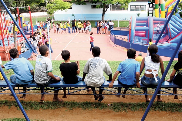 Crianças observam e aguardam sua vez em parque da cidade: brincadeiras coletivas devem ser incentivadas